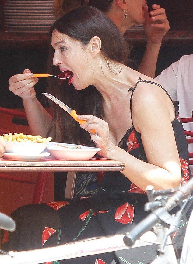 Monica Bellucci se comporta ca o femeie normala, fara sa-i pese de paparazzi. In ce ipostaza a fost surprinsa frumoasa actrita