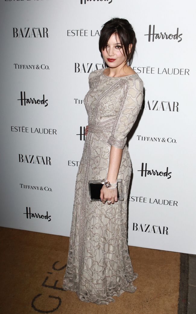 Agent Scully , Gillian Anderson arata mai bine ca oricand la 44 de ani. Cum le-a eclipsat pe restul vedetelor la Gala Harper s Bazaar