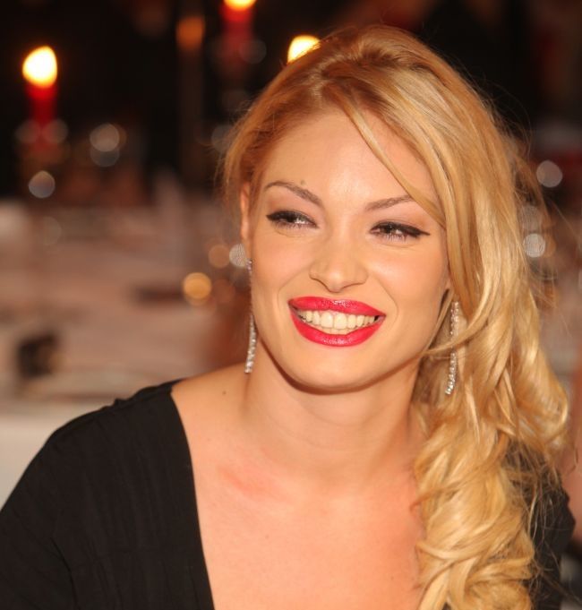 Valentina Pelinel iti spune ce trebuie sa faci ca sa arati mereu bine. La ce truc apeleaza ea pentru a fi sexy &ndash; EXCLUSIV