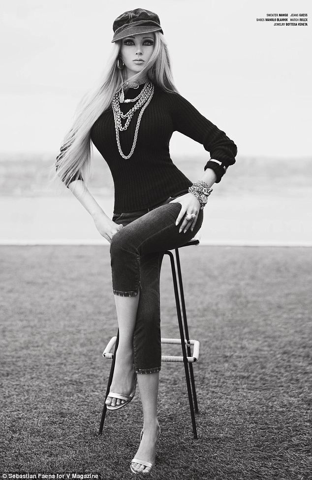 E singura femeie din lume care nu are nevoie de Photoshop! Barbie in dimensiuni reale, mai artificiala ca niciodata intr-o revista de moda