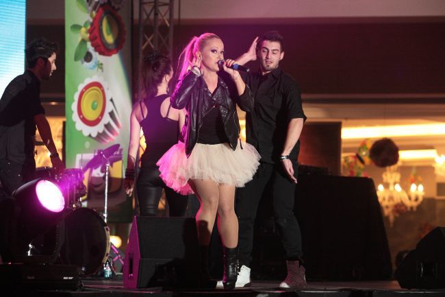 Nu ai zice ca abia s-au despartit. Anda Adam se bucura din plin de statutul single &ndash; FOTO