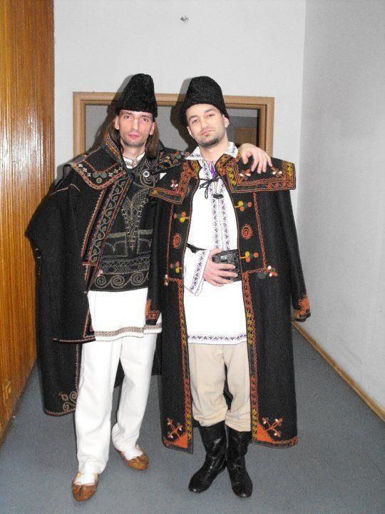Nu l-ai mai vazut demult imbracat asa. Smiley e cool chiar si cand poarta costum popular - FOTO
