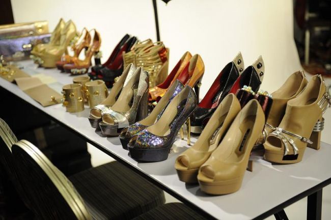 Mihai Albu alaturi de McQueen, Blahnik si Louboutin in enciclopedia SHOEGASM!