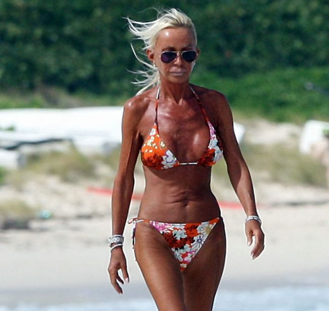 Desi este blonda, supla si are sanii mari, aparitiile ei la plaja ii ingrozesc pur si simplu pe cei din jur. De ce refuza lumea sa se uite la ea