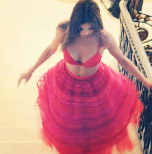 Miranda Kerr si-a aratat abdomenul plat si picioarele nesfarsite in doua outfit-uri foarte sexy