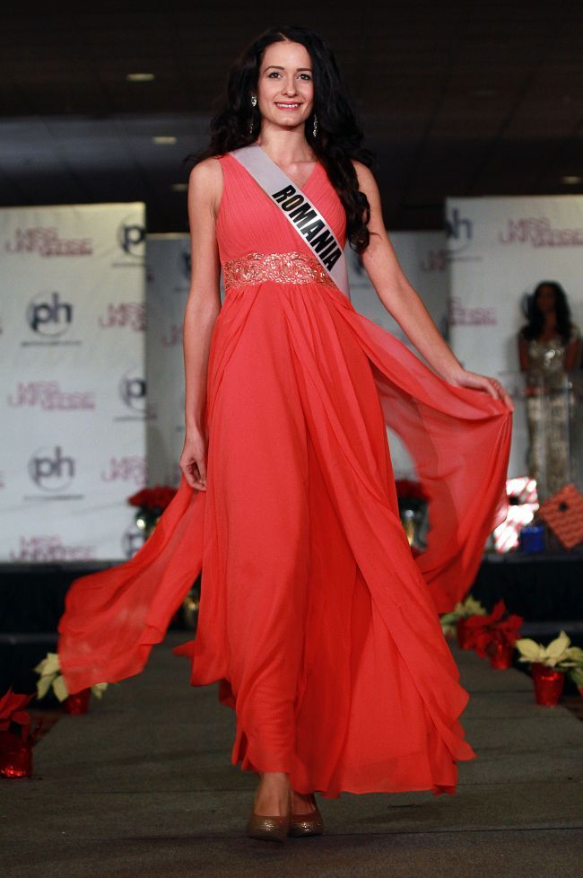 Miss Romania, Delia Monica Duca, si-a facut debutul in marea competitie. Crezi ca avem vreo sansa la trofeu?