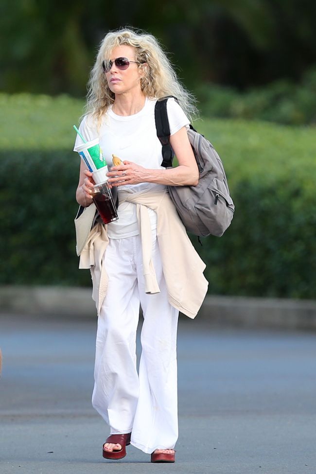 Mama, inca arati de parca ai avea 17 ani! E jenant sa stau langa tine! Kim Bassinger si fiica ei, Ireland, in outfit-uri similare