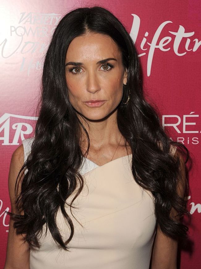 Demi Moore, suprinsa de paparazzi la iesirea unei clinici din Germania. Cum a ajuns actrita sa stea singura in Dusseldorf