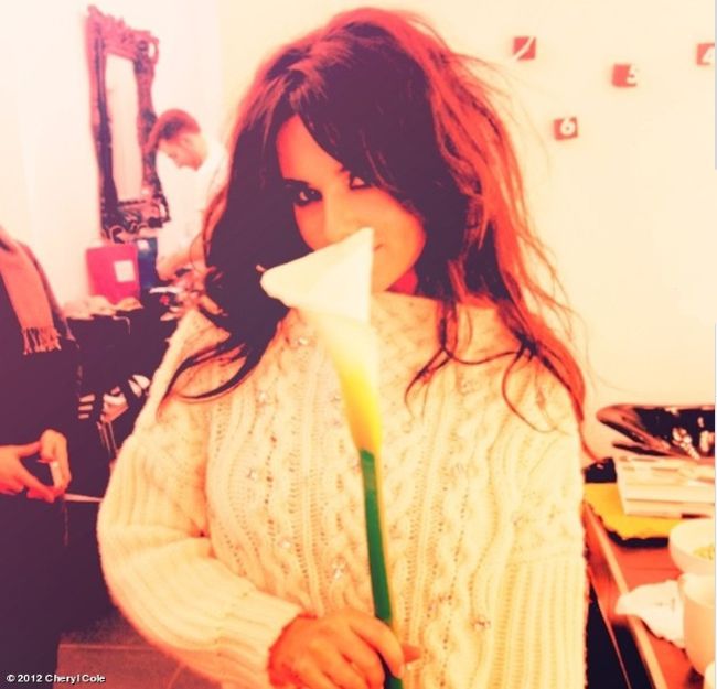Cheryl Cole face parada modei in pulovere de Craciun pe Twitter. Care e preferatul tau?