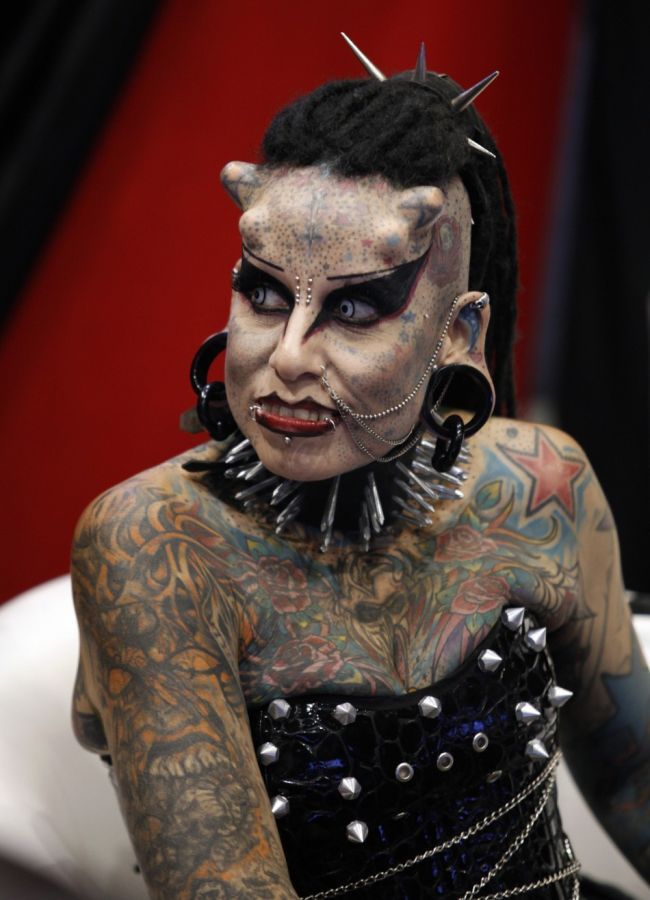 Are corpul plin de tatuaje. Am ales sa imi modific corpul in acest fel pentru ca am un apetit aparte pentru extrem