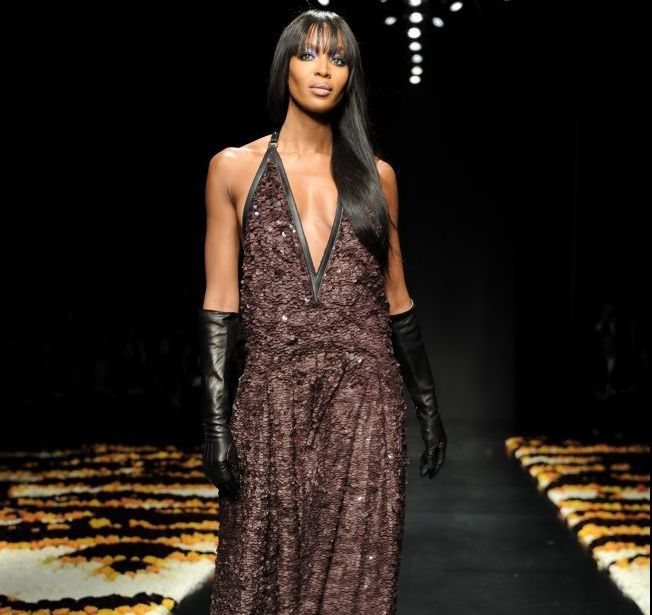 Naomi Campbell, jefuita si agresata la Paris. Top-modelul se deplaseaza intr-un scaun cu rotile FOTO