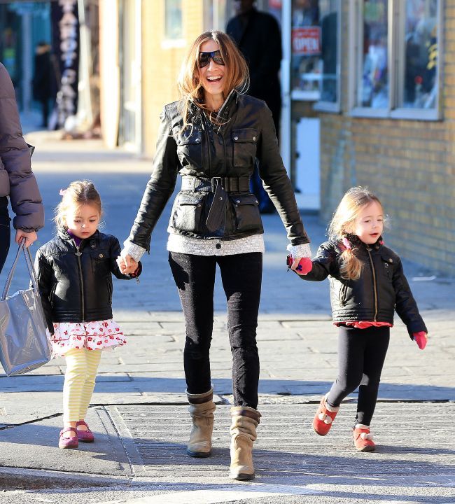Sarah Jessica Parker si gemenele ei, adorabile in geci de piele asortate