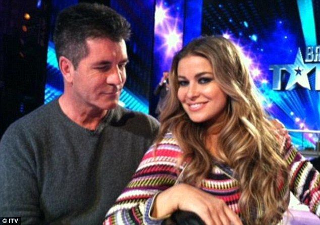 Are 40 de ani, dar un ten si un decolteu de 20. Carmen Electra surprinde cu un look sexy si fresh