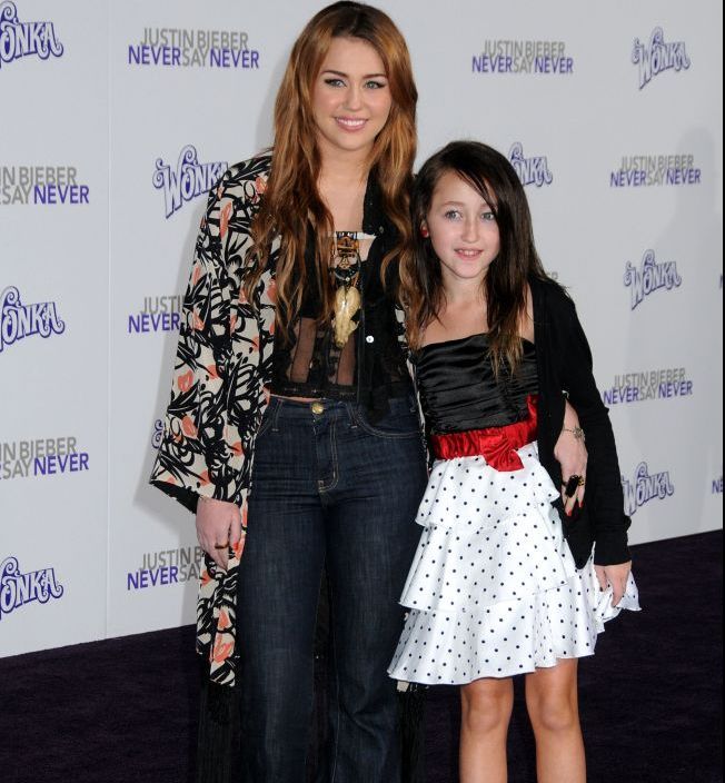 Sora lui Miley Cyrus uimeste cu o tinuta sexy si un machiaj strident la numai 13 ani. Outfitul care i-a suparat pe parintii din America