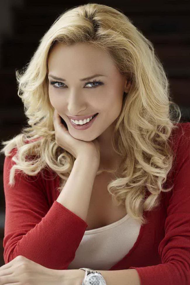 Schimbare de look radicala pentru Iulia Vantur. Fanii vedetei ii spun ca nu trebuia sa faca asta