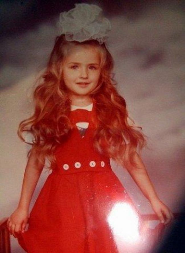 Acum e plasticata din cap pana in picioare, dar nu a fost mereu asa. Vezi cat de draguta era femeia Barbie in copilarie