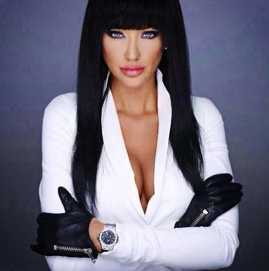 Bianca Dragusanu, bruneta? Imaginea in care fanii au comparat-o cu Angelina Jolie. Seamana? :)