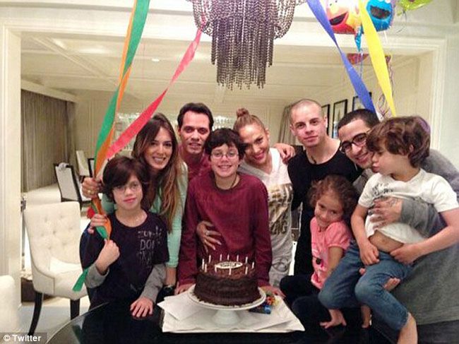 Jennifer Lopez, intr-o ipostaza inedita: intre Marc Anthony si Casper Smart, intr-o imagine intima, de familie