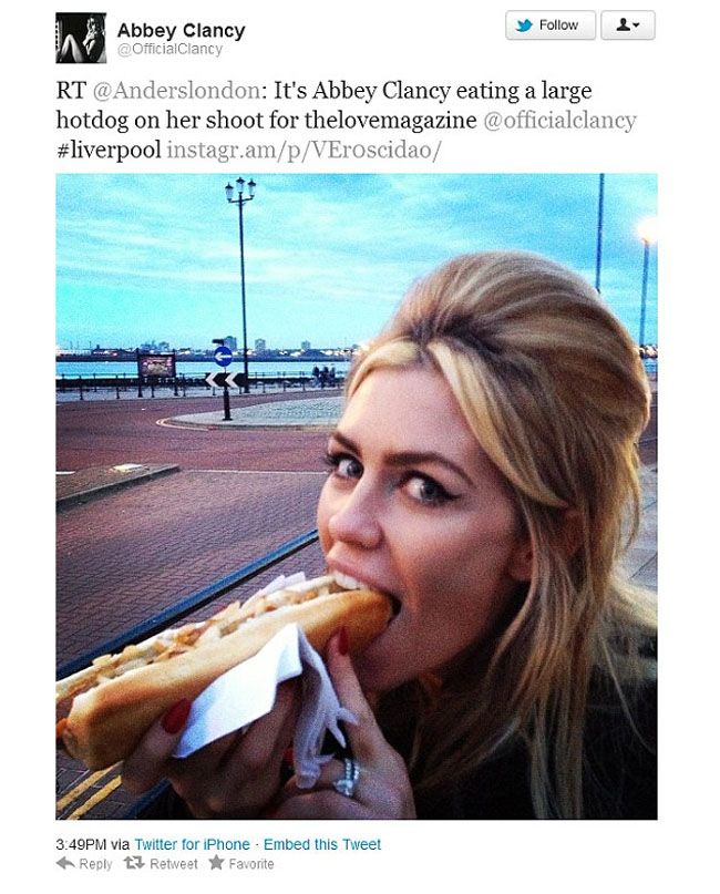 O vedeta britanica a pozat sexy pe Twitter, dar a fost nevoita sa-si stearga fotografia din cauza comentariilor fanilor