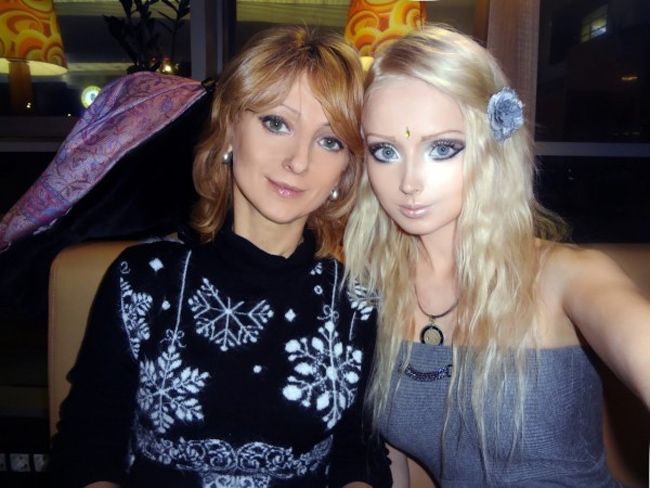 Cum arata mama femeii-Barbie, Valeria Lukyanova? Asemanarea e izbitoare