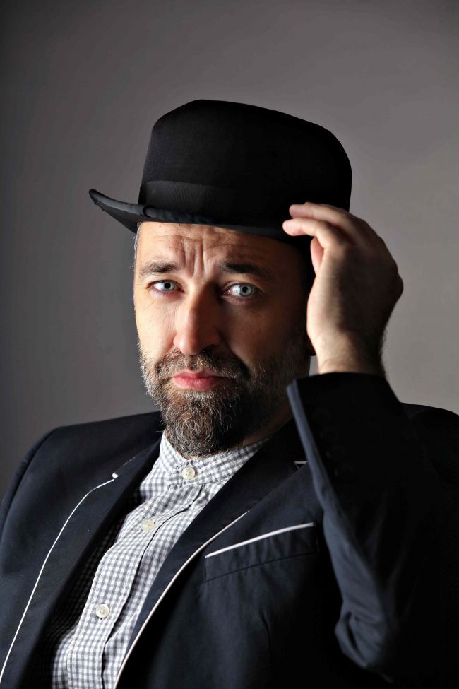 Ti-ai propus sa fii mai creativa anul acesta? Participa la un curs de scris cu Iulian Tanase!