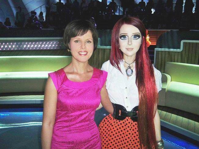 De data asta, aschia a sarit departe de trunchi. Uite cum arata mama fetei cu chip de personaj de desene animate si ce diferenta este intre ele