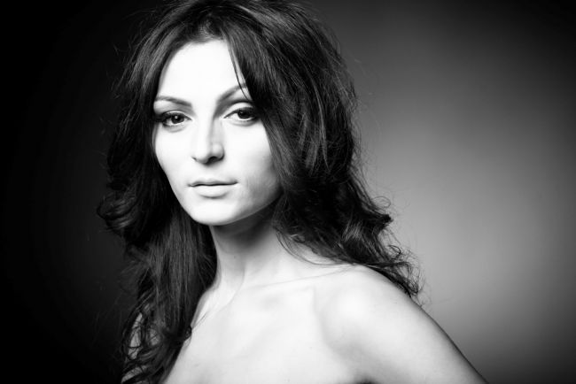Alina Brailescu le invata pe femeile din Romania cum sa isi ascunda defectele cu ajutorul machiajului. Cum a ajuns sa aiba propria academie de make-up