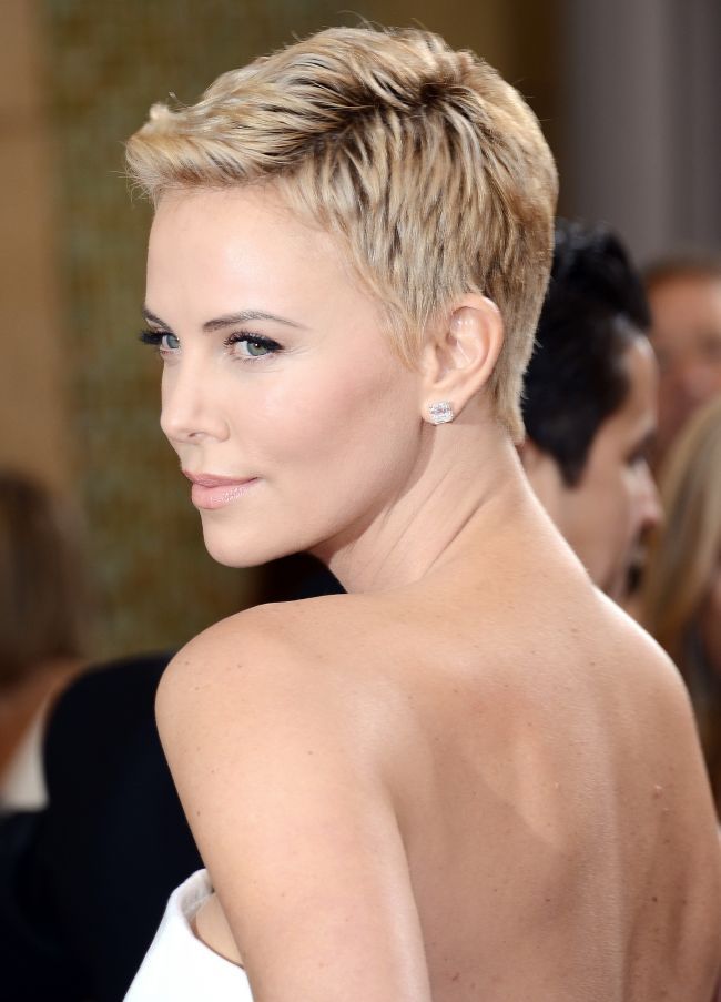 Charlize Theron, impecabila pe covorul rosu al Premiilor Oscar. De ce ar putea fi considerata cel mai bine imbracata vedeta a serii