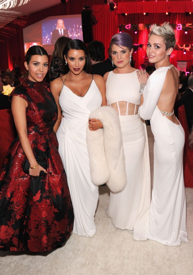 Miresele de la Oscar. Kim, Miley si Kelly Osbourne au iesit in evidenta cu rochii albe, elegante
