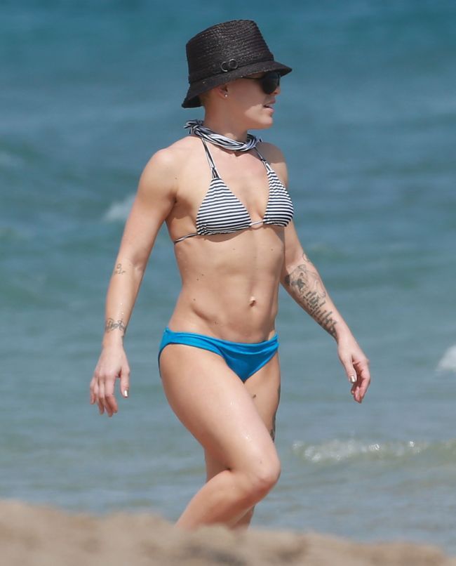 Nu are pic de grasime, dar este un pachet de muschi. Cum a fost suprinsa Pink la plaja