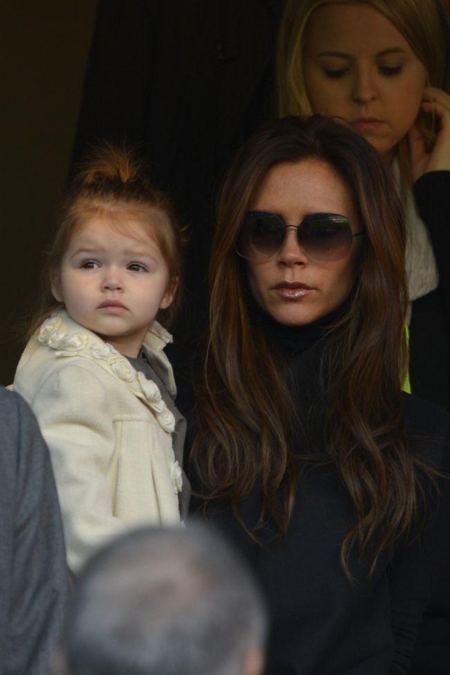 Cea mai mare sustinatoare a lui David Beckham! Uite cat e de adorabila Harper cand isi incurajeaza taticul la meci