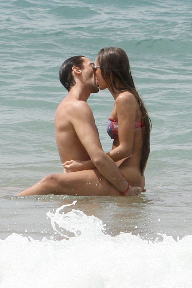 Show erotic in valurile oceanului: nu si-a putut dezlipi mainile de pe iubita lui si i-a dezgustat pe ceilalti turisti. Vezi imaginile interzise minorilor