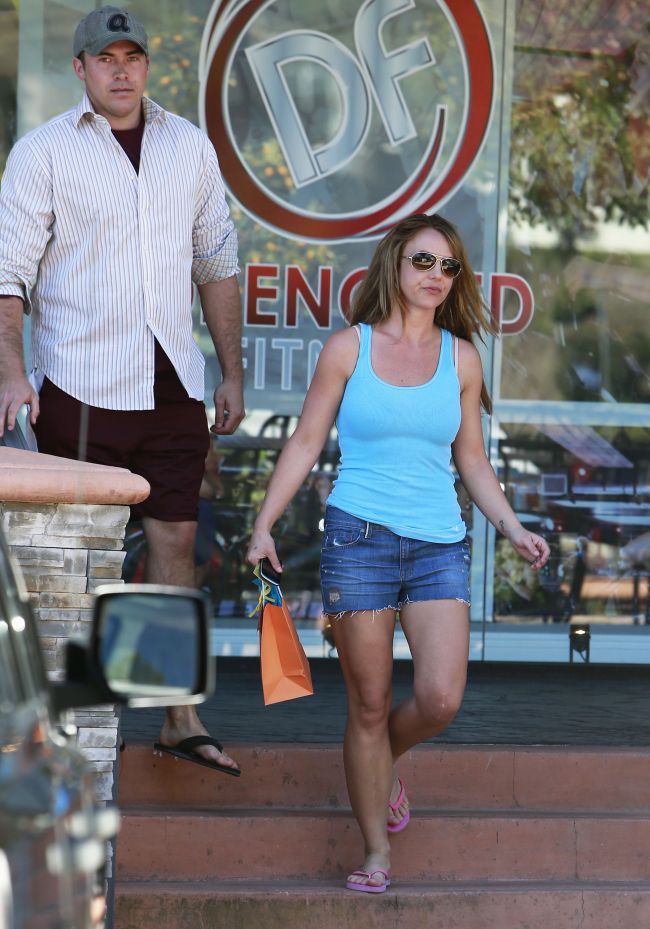 Britney Spears l-a uitat definitiv pe fostul ei logodnic si manager. Cine este si cum arata noul iubit al cantaretei