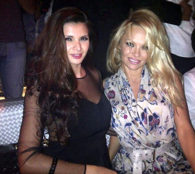 Ramona Gabor are prieteni sus-pusi. Cu ce vedeta de la Hollywood a ajuns sa petreaca bruneta intr-un club din Dubai