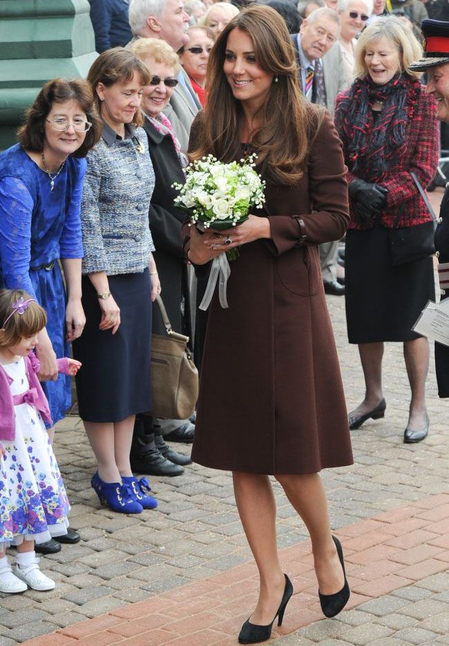 Secretele despre sarcina Ducesei de Cambridge, dezvaluite de revista US Weekly : ce nume a ales pentru fetita, ce pofte are si cum isi alinta burtica de gravida
