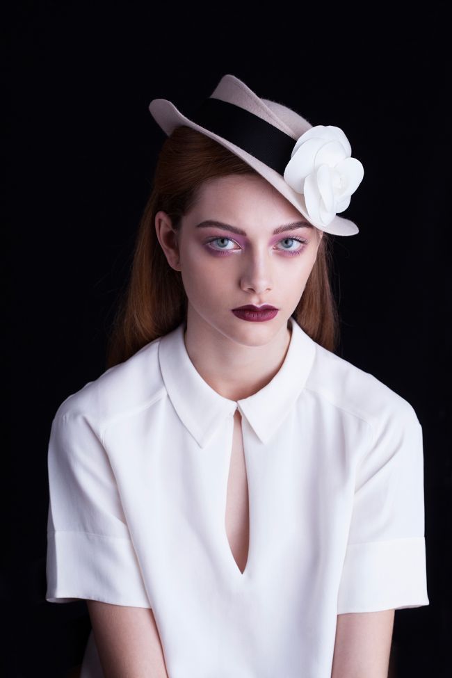 Fii ultra chic cu o palarie sau o bentita stylish. Incearca noile accesorii millinery din cea de-a treia colectie Gabriela Dumitran - Nostalgia