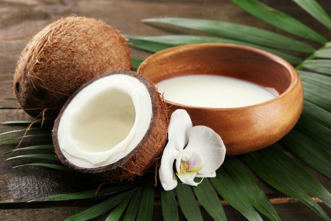 Scapa de varfuri uscate si degradate cu ajutorul unei masti din ulei de cocos si miere. Invata cum sa o faci singura, acasa