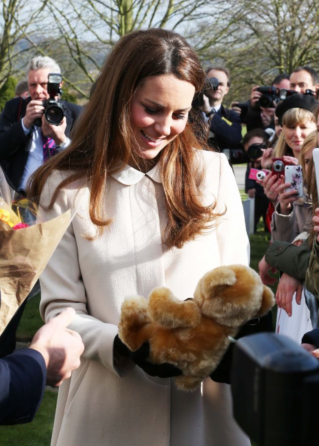 Insarcinata in 5 luni si jumatate, Kate Middleton este la fel de supla ca inainte de sarcina. Cum arata ACUM Ducesa de Cambridge