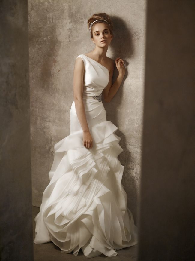 Scandal in China: cu cat le taxeaza Vera Wang pe femei doar sa-i probeze rochiile