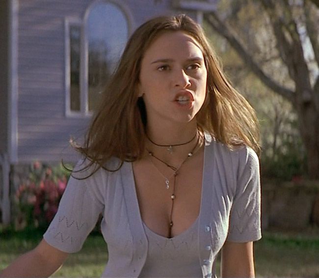 Inocenta, dar cu un decolteu foarte sexy, Jennifer Love Hewitt era fantezia oricarui barbat in Stiu ce-ai facut asta-vara . Cum arata actrita la inceputul carierei