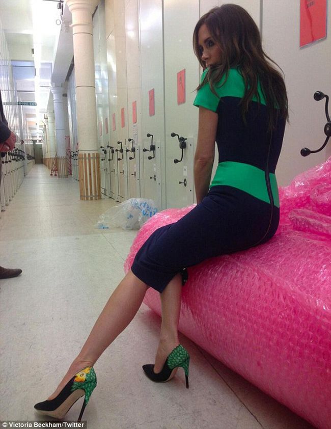 Victoria Beckham se lauda cu o pereche senzationala de pantofi, pozand pe un balot urias de ambalaj cu bule, roz. Vezi cum arata