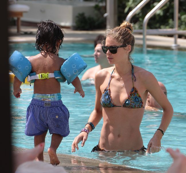 Cum arata un ingeras cu patratele. Doutzen Kroes a facut senzatie in bikini, la Miami