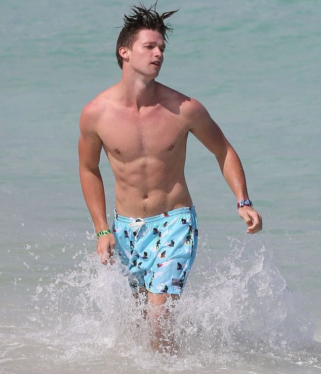 Aschia nu sare departe de trunchi. Patrick Schwarzenegger a innebunit fetele la plaja cu patratelele lui