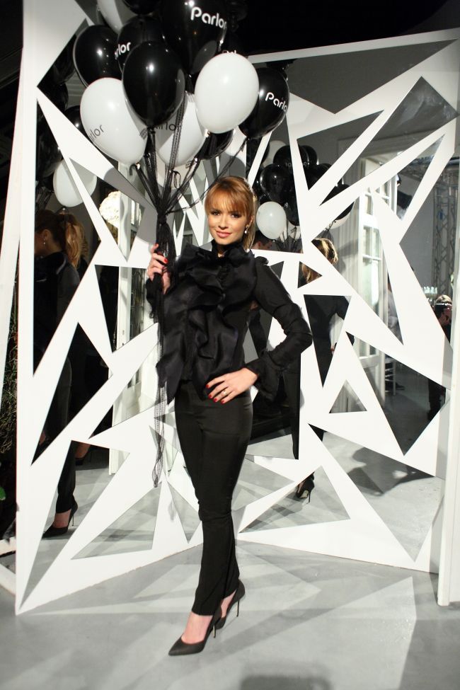 Iulia Vantur si Magda Palimariu in aceeasi tinuta. Cui ii sta mai bine?