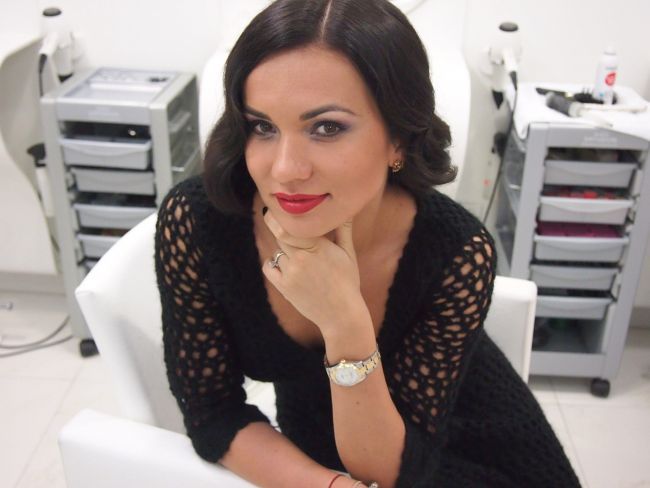 Cum sa iti faci o coafura retro a la anii 20. Mirela Stelea a suferit o transformare de look spectaculoasa