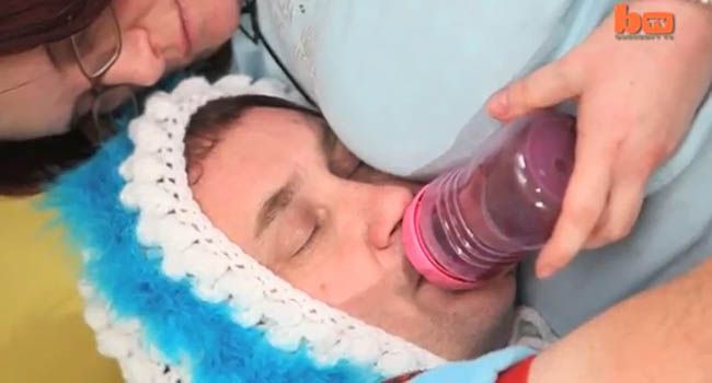 Un fetis cel putin ciudat: cum arata barbatul caruia ii place sa fie imbracat, hranit si tratat ca un bebelus de sotie VIDEO
