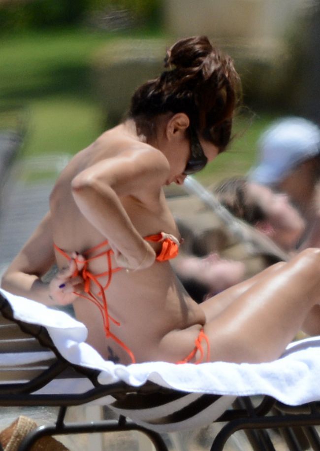 Imaginile pe care nu credeam ca o sa le vedem vreodata. Eva Longoria, cu burta si celulita la plaja!