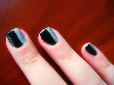 Invata sa iti faci o manichiura in zig-zag super chic! Vezi tutorialul si incearca-l chiar la tine acasa