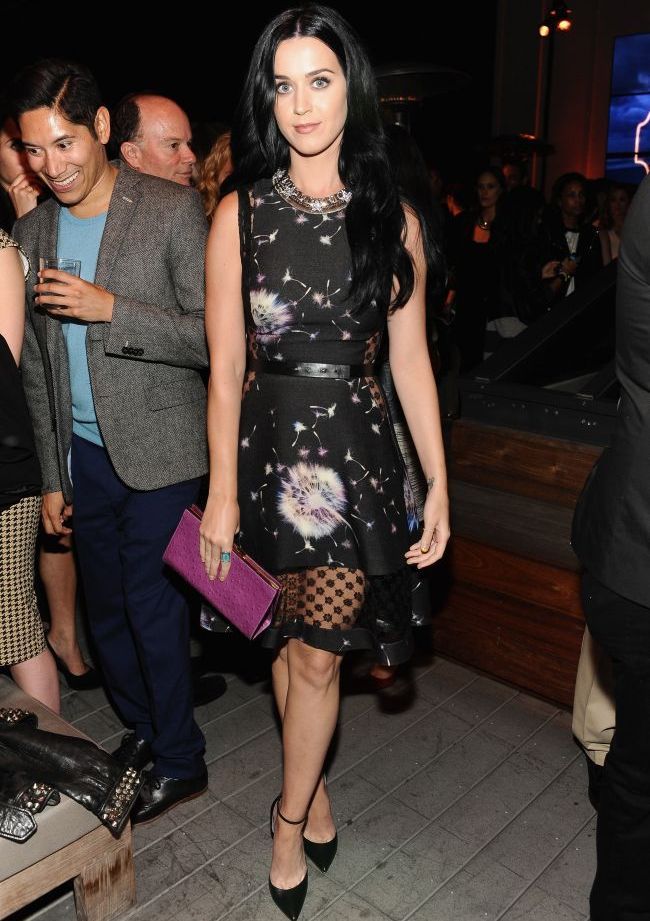 De la aparitie stearsa, afectata de acnee, la diva sexy in doar cateva ore. Cum au surprins-o paparazzi pe Katy Perry inaintea unui eveniment.