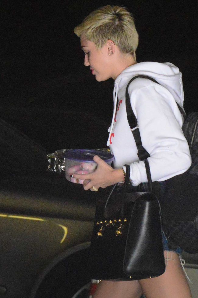Miley Cyrus si-a pus in evidenta picioarele interminabile intr-o pereche de pantaloni minusculi si tocuri cui. Cum vrea sa isi ia revansa fata de Liam